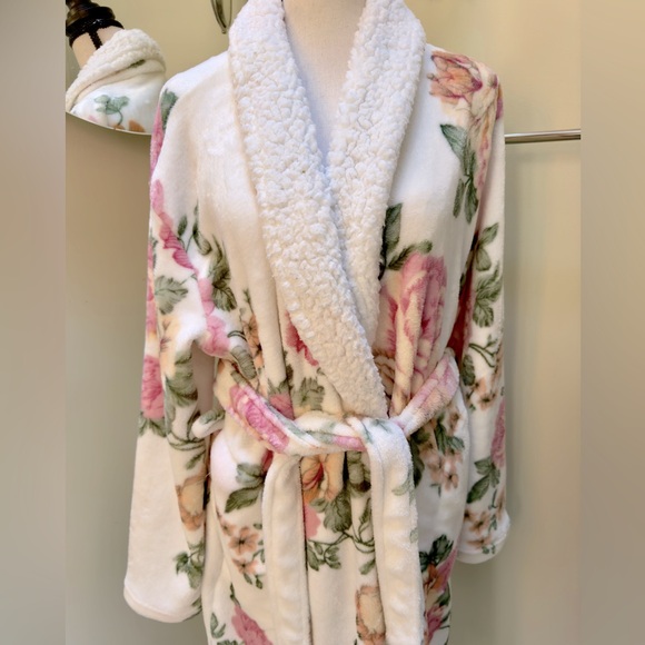 Flora Nikrooz Other - Super Soft Plush Robe, size S/M